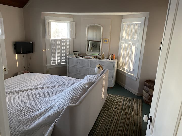 Pak më i madh dhe më i bukur nga dy dhomat e gjumit me pamje nga oqeani. Njësia e dritares AC