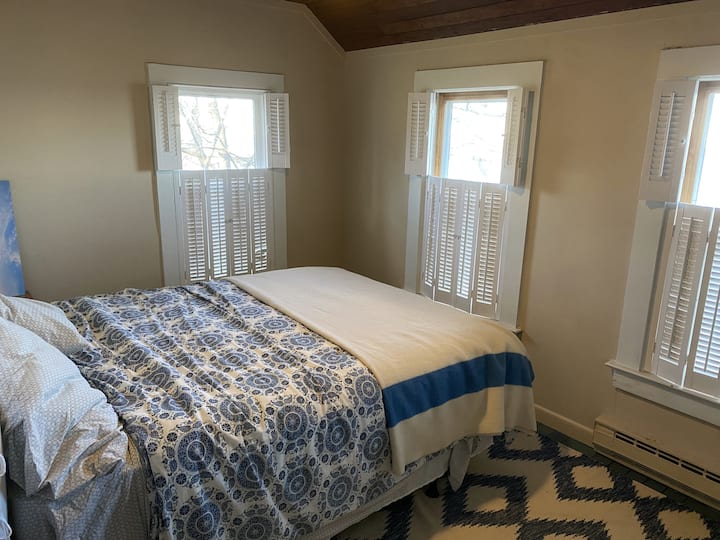 Dhomë gjumi me pamje nga oqeani, me kondicioner dritaresh.