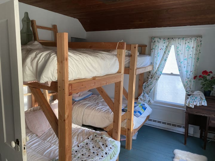 Flenë deri në 4 adoleshentë/fëmijë.  Hapësirë për një krevat fëmijësh ose pako lojërash për t 'u konfiguruar gjithashtu. Njësia e dritares AC.