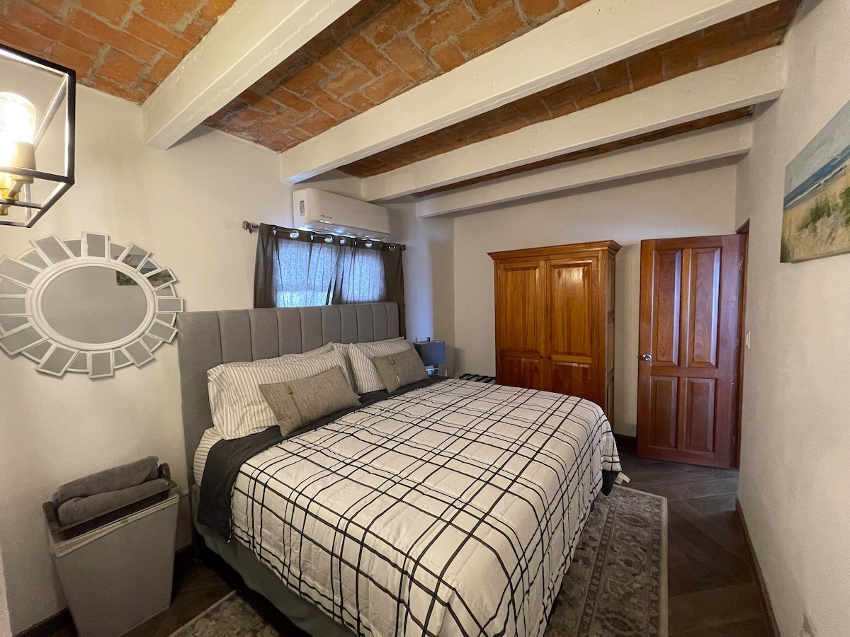 Oddýchnite si v tejto pohodlnej manželskej posteli veľkosti King!  