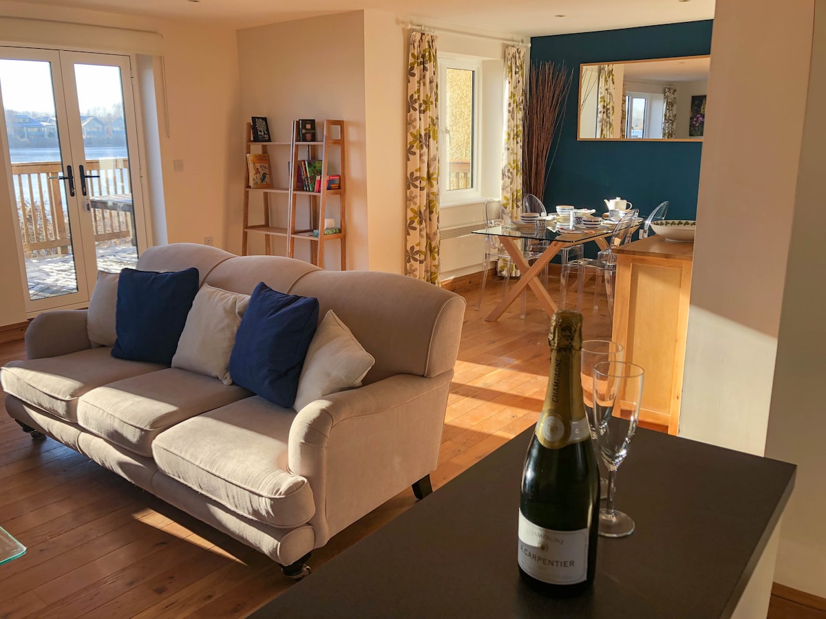 Popular Airbnb listing: Holiday cottage inc spa access in Somerford Keynes in Somerford Keynes