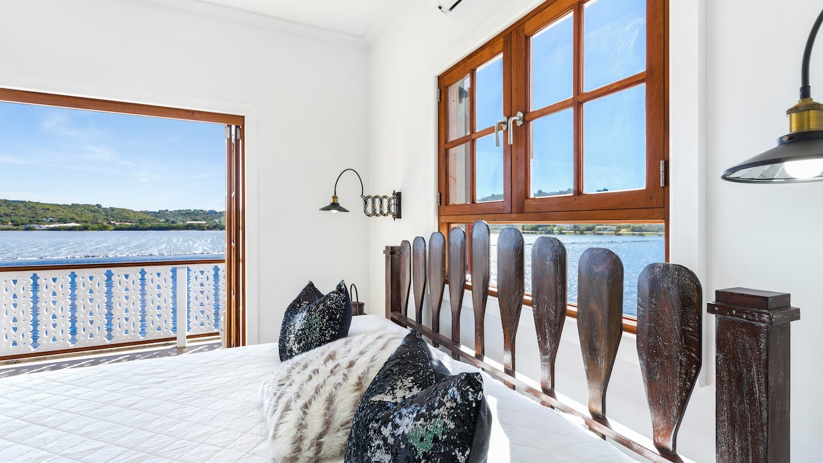 Villa Pastiche huchanganya mtindo wa kipekee wa nautical na nchi. Kila kipande cha sanaa na fanicha kilikuwa kimechaguliwa kwa uangalifu na kibinafsi na mmiliki.