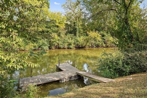 Lakeside Cabin Minutes From Downtown Nashville