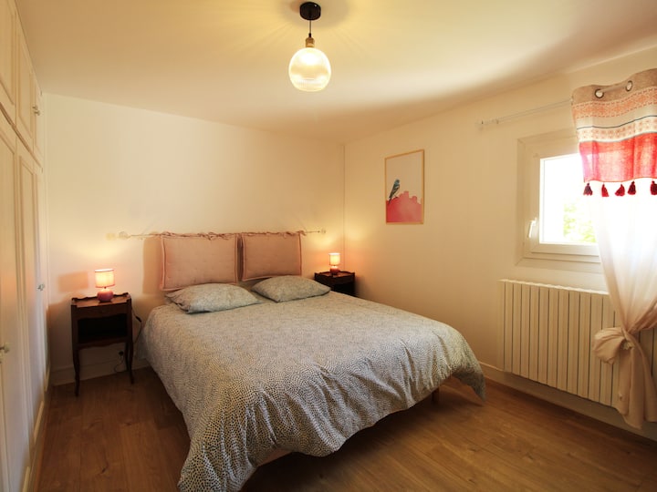 chumba cha kulala kilicho na mashuka laini ya kitanda mara mbili ambayo hufanya chumba kiwe cha starehe