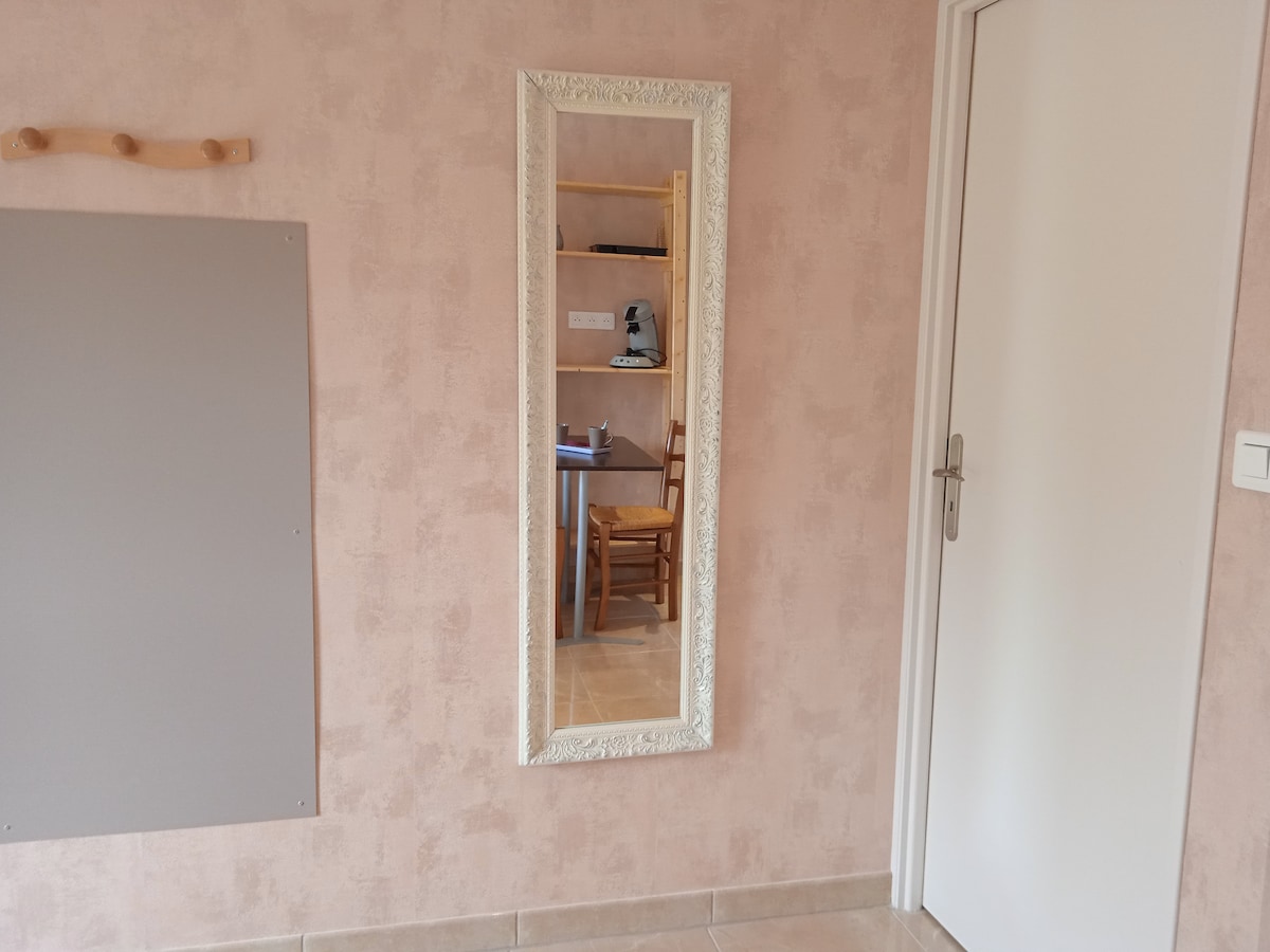 Successful Airbnb property: New independent studio in Cité de Caractère in Archidiocèse De Besançon