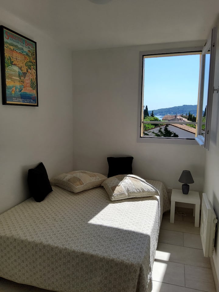 De slaapkamer. 1 bed 190/140.
Uitzicht op de haven.