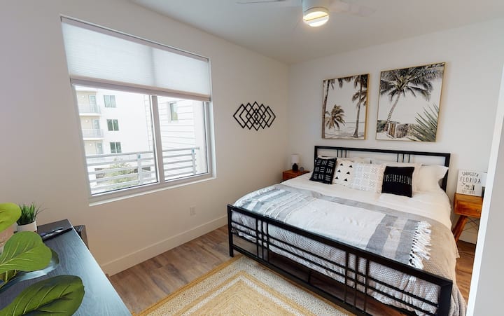 غرفة نوم رئيسية بسرير كينج مريح وحمام داخلي