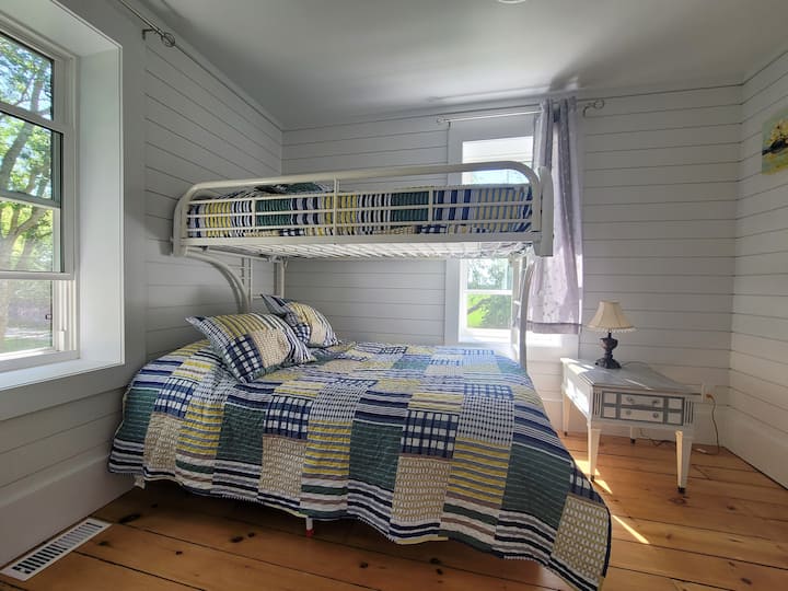 เตียงสองชั้นพร้อมเตียงคู่และเตียงแฝดบนชั้นสอง