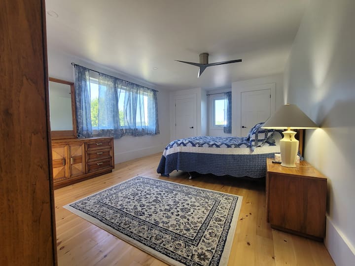 เตียงควีนไซส์บนชั้นสองห้องนอนใหญ่