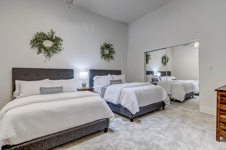 2nd bedroom with 2 full size beds