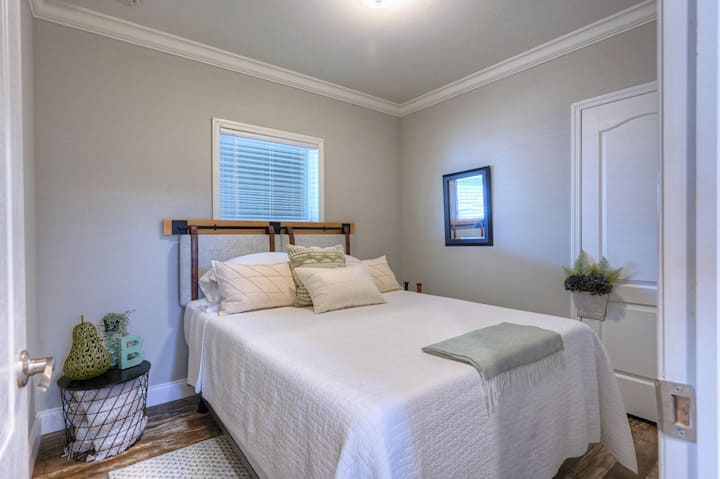 Segundo dormitorio con cama tamaño queen.