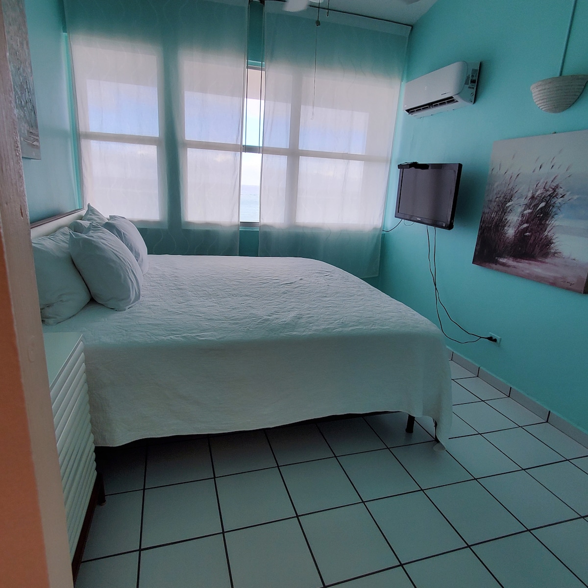 ห้องนอนใหญ่เตียงคิงไซส์และห้องน้ำและฝักบัวในห้อง