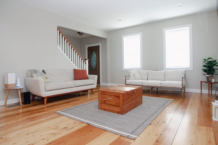 Sala de estar: si te gusta desabrocharte los jeans y tumbarte en el sofá después de un buen postre, ¡esta es la habitación para ti! 