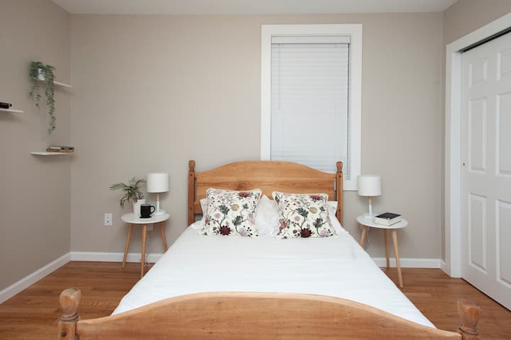 Sala Roja - El retiro del escritor. Una habitación de tamaño mediano escondida en la parte trasera de la casa, con pintorescas vistas al patio trasero. Cama de pino tamaño grande. Alfombra de yute rojo, suelos de madera, dos mesas auxiliares, dos lámparas de mesa, estantes con poesía, escritorio, silla. 