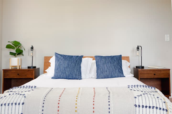 Habitación azul: un lugar para trabajar y descansar, la habitación azul tiene una cama tamaño queen, dos mesas auxiliares, dos lámparas de mesa, escritorio y silla, estantes y armario con amplio espacio de almacenamiento, estante y perchas.