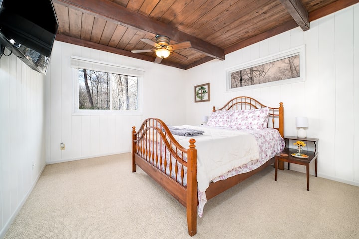 Тази спалня се намира на първия етаж вляво по коридора, също в непосредствена близост до банята на основното ниво. Второто легло е удобно разтегателно легло, което се прибира в гардероба, когато не се използва, и лесно се разпъва. 