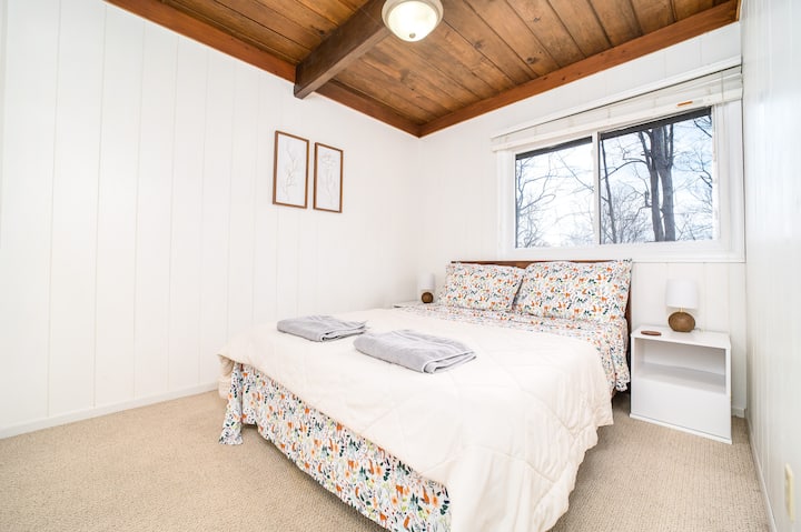 Тази спалня се намира на първия етаж вдясно по коридора. До банята на главния етаж.