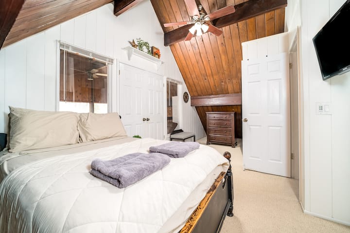 Тази стая се намира на втория етаж, съдържа 1 голямо двойно легло, второто легло е удобно единично разгъващо се легло, което е прибрано в килера, когато не се използва, и което е лесно за разгъване, както и телевизор.