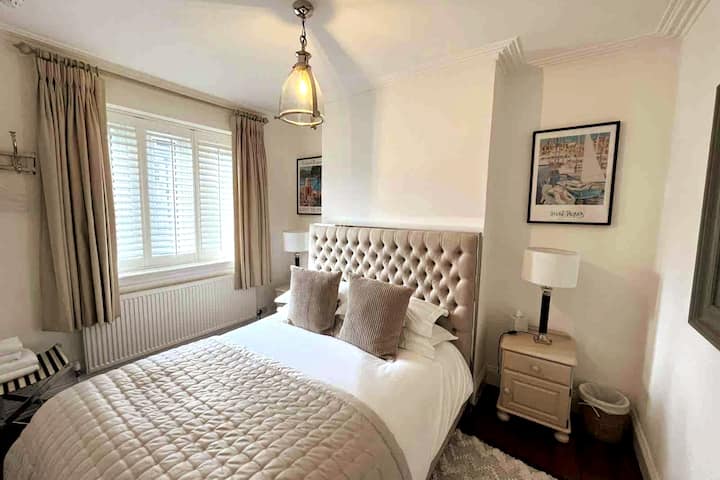 Საძინებელი 3, King Size bed - სახლის წინ