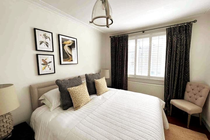 Საძინებელი 1, Super King Size საწოლი, სახლის წინ