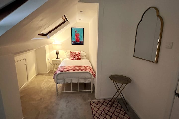 Ზედა სართული - ერთადგილიანი საწოლი