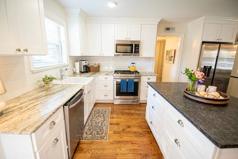 Comfortable & Spacious/Fenced Backyard & Patio