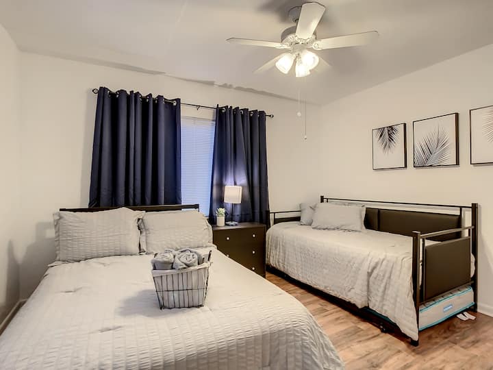 ห้องนอน 2 - เตียงคู่และเตียงเดี่ยว