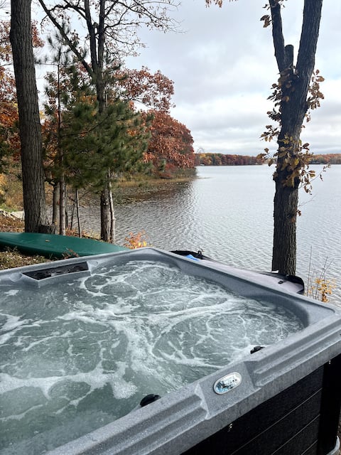 Partridge Lake - Hot Tub, Swim, Fish, Snomobile!
