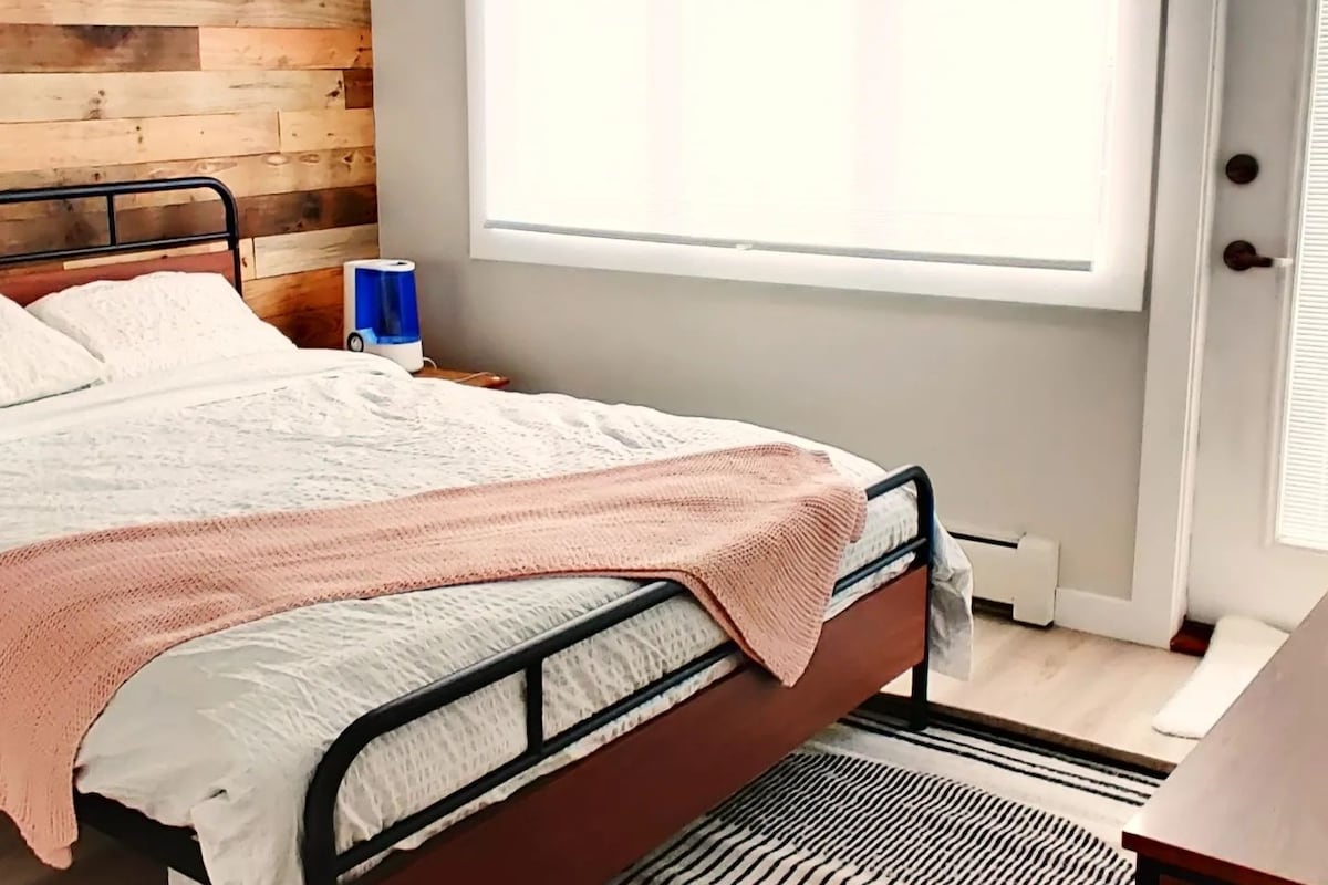 主卧室
透过明亮的大窗户欣赏山景，或坐在二楼阳台上享用您选择的饮料