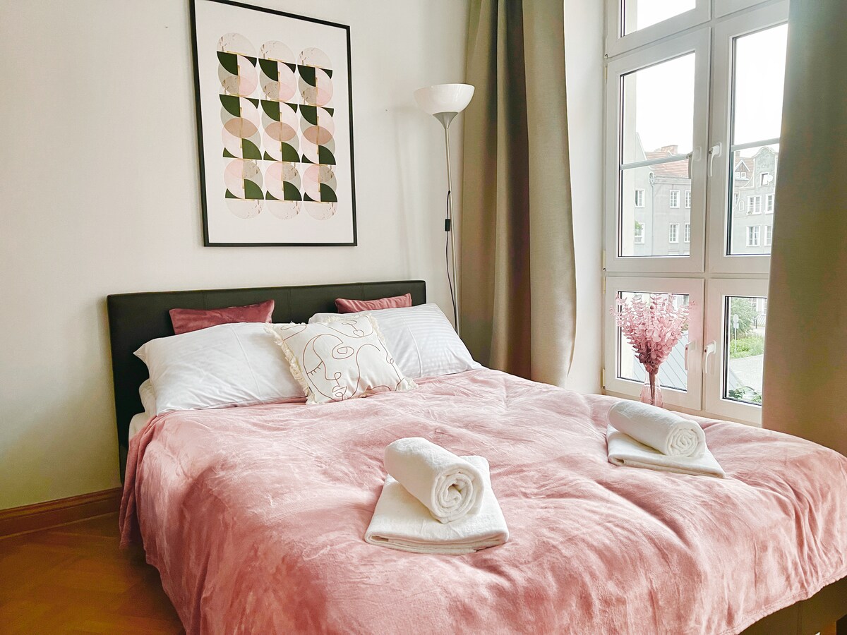 俯瞰室内露台的美丽卧室 