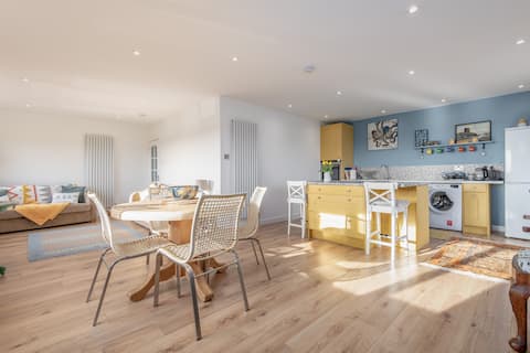 Successful Airbnb property: Beautiful 2 bedroom house with parking in Elie