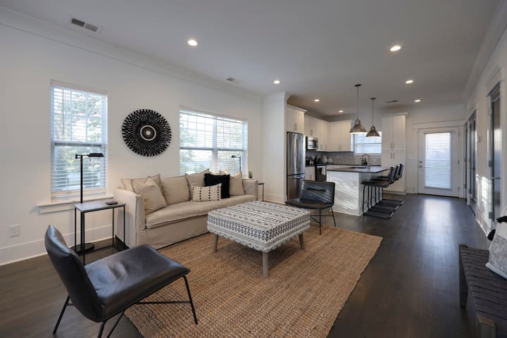 Two Spectacular Homes- 20 Guests – Outdoor Patio