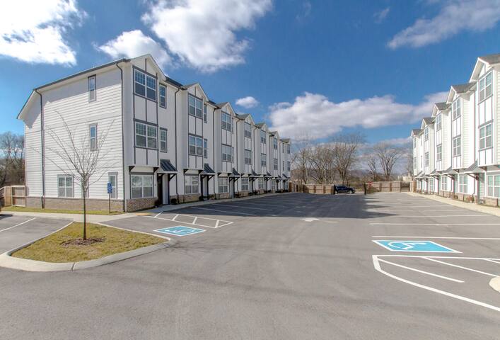 Two Gorgeous Homes- 20 Guests- Amazing Location gallery image 2