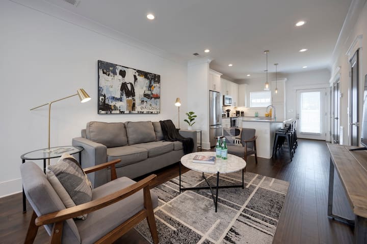 Two Gorgeous Homes- 20 Guests- Amazing Location