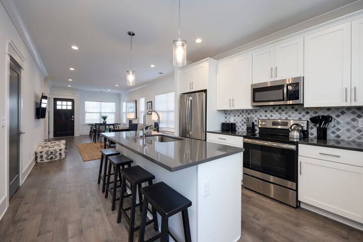 Two Gorgeous Homes- 20 Guests- Amazing Location gallery image 3