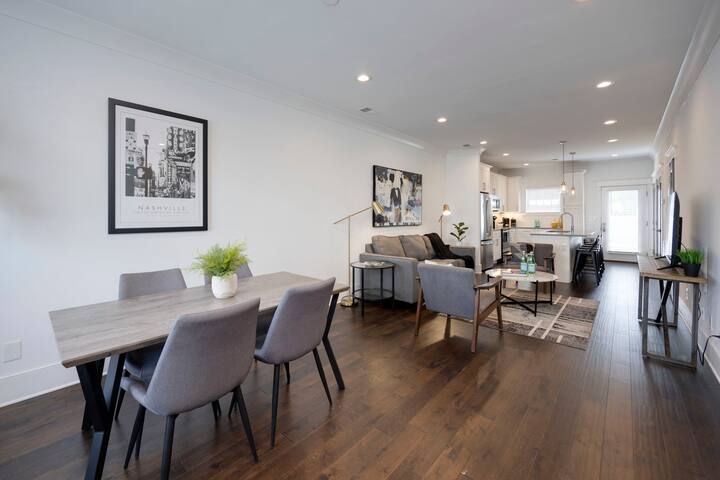 Two Gorgeous Homes- 20 Guests- Amazing Location gallery image 5