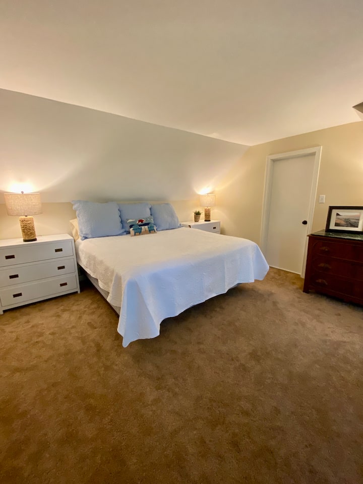 Cama tamaño king con dos camas individuales en la habitación también