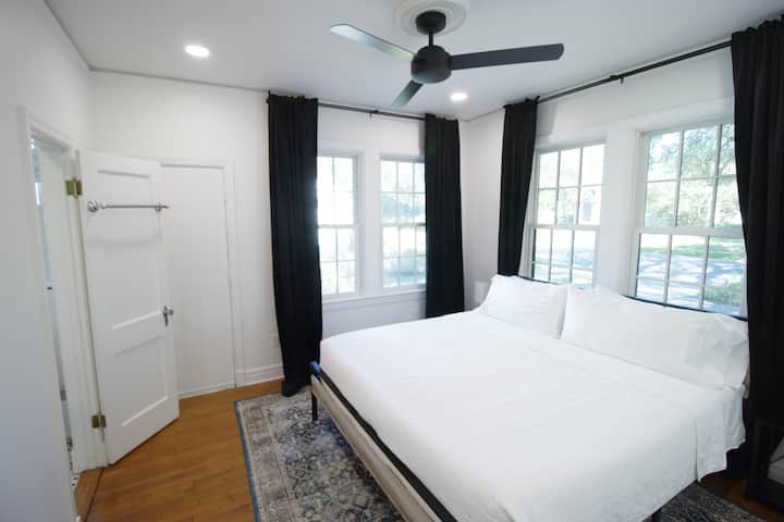 Gran dormitorio tamaño king en el lado derecho de la casa.