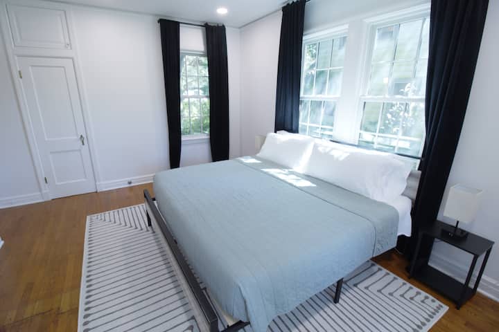 El dormitorio tamaño king más grande en la parte trasera izquierda de la casa.