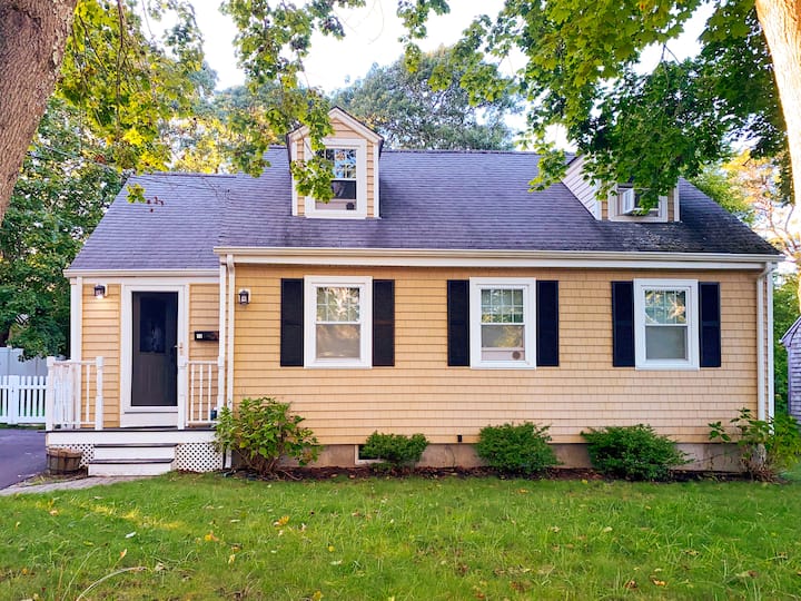Spacious 4BR Home near Water Wizz, Pond & Beaches Vacation homes for