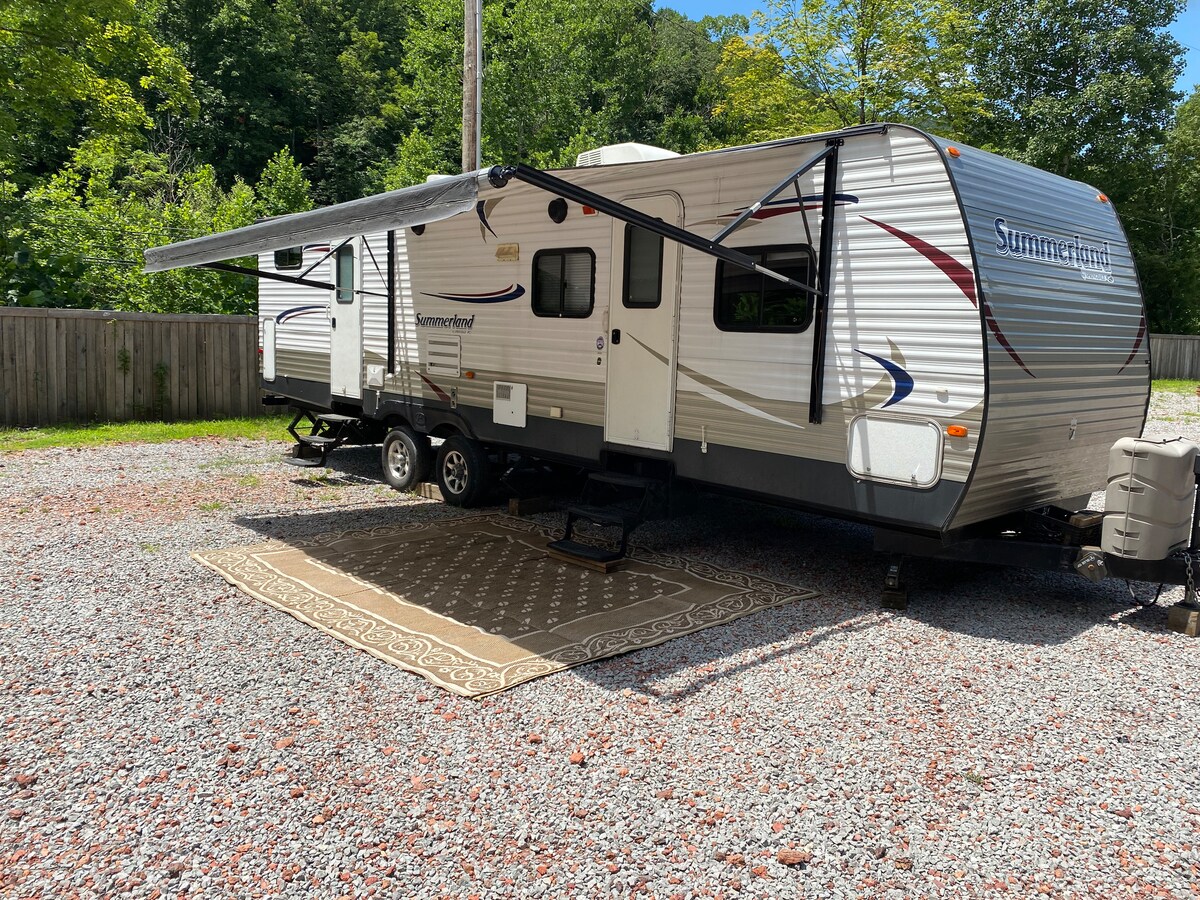 Awesome fully stocked camper in a great location Campers/RVs for Rent