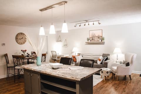Boho 2 bedroom in downtown Floyd, VA-Golden Maple