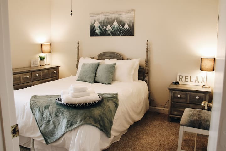 ที่นอนควีนไซส์ที่สะดวกสบายหมอนและปลอกผ้านวมเพื่อให้แน่ใจว่าคุณจะได้พักผ่อนอย่างสะดวกสบายและสะอาด