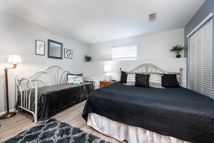 2. spavaća soba s BRAČNIM krevetom i krevetom za jednu osobu i krevetom na razvlačenje za jednu osobu