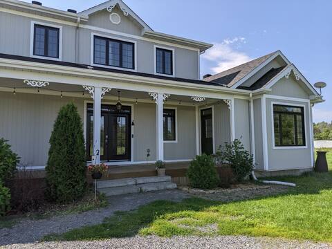 Modern Country Suite Near Prescott-Russell Trail
