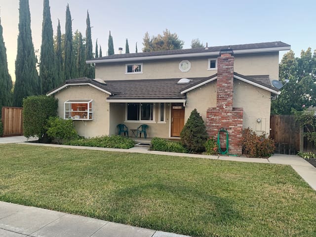 Large Home in Palo Alto w/Pool