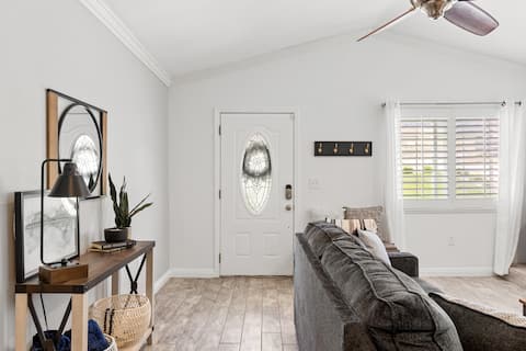 Top Airbnb: Off the grid 2+2 home with garden room & views in Bakersfield