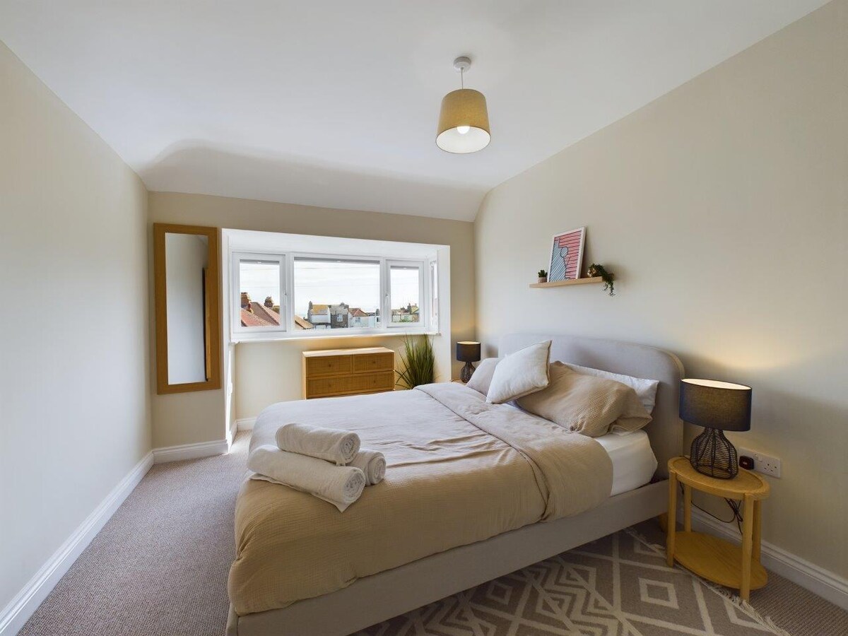 Master bedroom with sea views and king size bed, chest of draws and wardrobe

Approx 500 meters from Viking Bay and beautiful spot to watch sunrise.

#beach