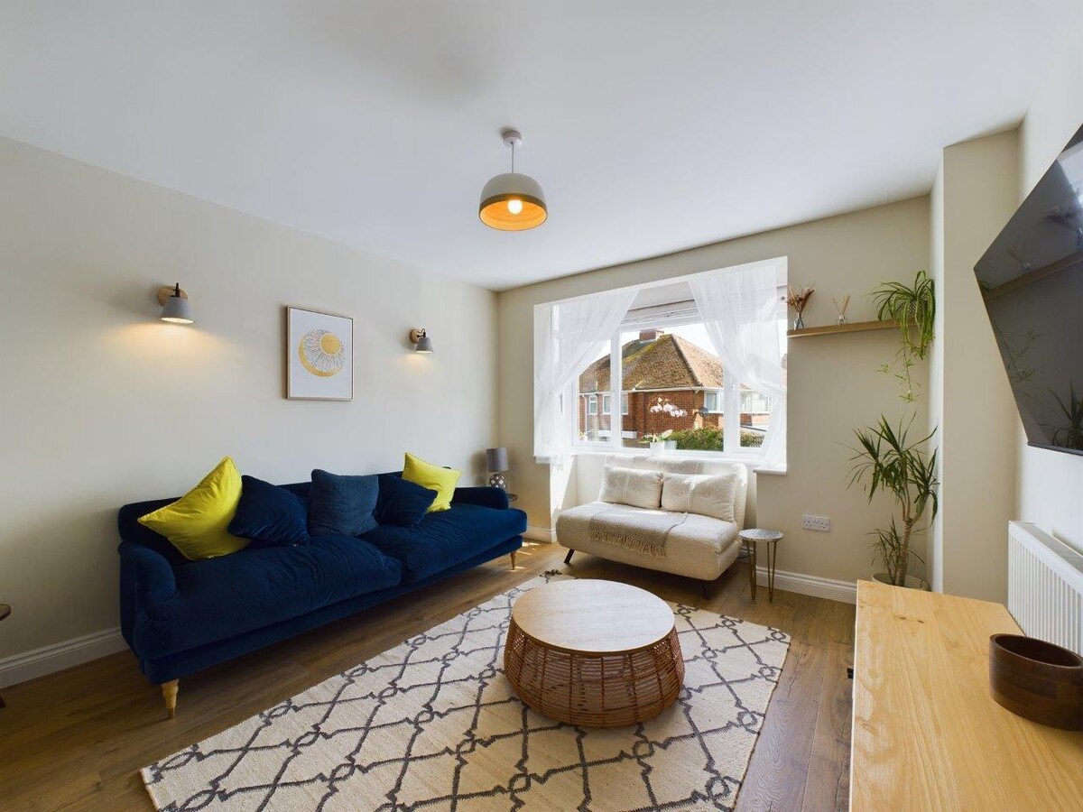 Living room with sea views, smart TV,  sofa bed and board games.

Approx 500m from Viking Bay and and 750m from Stone Bay. #beach