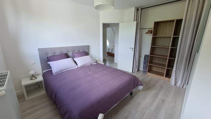 ห้องนอน 1 วิวทะเล - เตียงควีนไซส์ 160 x 200 - ตู้เสื้อผ้าขนาดใหญ่
เตียงเด็กอ่อน